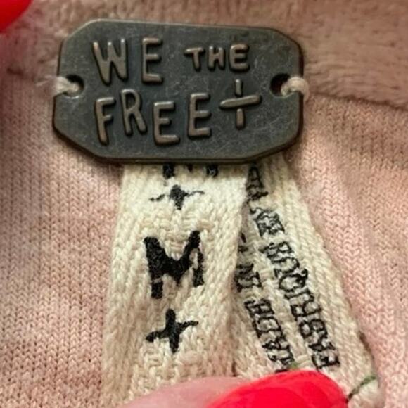 We the Free. Pink velour top. Side detail drop shoulder. Puff sleeve size M - Picture 7 of 7